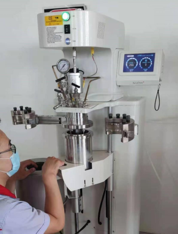 遠(yuǎn)程操作機(jī)械攪拌全自動(dòng)反應(yīng)釜